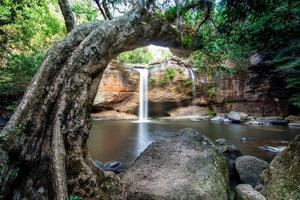 de haew suwat-waterval in thailand foto