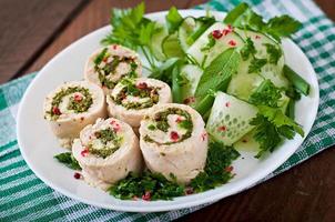 gestoomd kip broodjes met Groenen en vers groente salade Aan een bruin bord foto