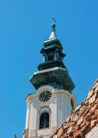 top visie van de franciscaanse kerk in de nitrograd kasteel in de stad van nitraat in Slowakije. foto