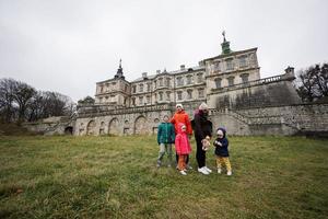 moeder met vier kinderen bezoek pidhirtsi kasteel, lviv regio, Oekraïne. familie toerist. foto