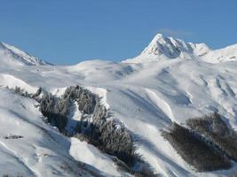 betoverd landschap na hevige sneeuwval foto