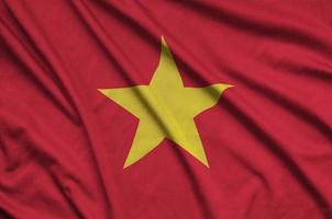 Vietnam vlag is afgebeeld Aan een sport- kleding kleding stof met veel vouwen. sport team banier foto