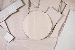 achtergrond beeld met een veel van beige karton papier, welke is gebruikt naar maken dozen voor de vervoer van huis huishoudelijke apparaten en post- pakketten. karton structuur foto