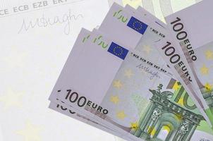 100 euro rekeningen leugens in stack Aan achtergrond van groot semi-transparant bankbiljet. abstract presentatie van nationaal valuta foto