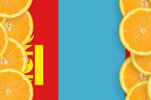 Mongolië vlag in citrus fruit plakjes verticaal kader foto