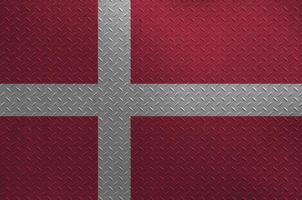 Denemarken vlag afgebeeld in verf kleuren Aan oud geborsteld metaal bord of muur detailopname. getextureerde banier Aan ruw achtergrond foto