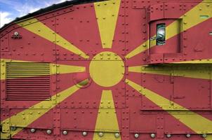 Macedonië vlag afgebeeld Aan kant een deel van leger gepantserd tank detailopname. leger krachten conceptuele achtergrond foto