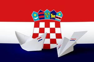 Kroatië vlag afgebeeld Aan papier origami vliegtuig en boot. handgemaakt kunsten concept foto