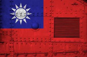 Taiwan vlag afgebeeld Aan kant een deel van leger gepantserd tank detailopname. leger krachten conceptuele achtergrond foto