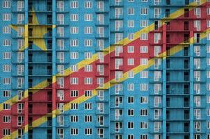 democratisch republiek van de Congo vlag afgebeeld in verf kleuren Aan meerdere verdiepingen woonachtig gebouw onder bouw. getextureerde banier Aan steen muur achtergrond foto