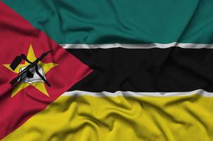 Mozambique vlag is afgebeeld Aan een sport- kleding kleding stof met veel vouwen. sport team banier foto