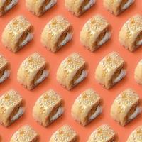 tori katsu sushi broodjes maki met verwerkt kaas Aan oranje achtergrond. minimalisme top visie vlak leggen patroon met Japans voedsel foto