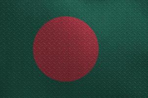 Bangladesh vlag afgebeeld in verf kleuren Aan oud geborsteld metaal bord of muur detailopname. getextureerde banier Aan ruw achtergrond foto