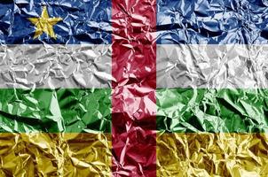 centraal Afrikaanse republiek vlag afgebeeld in verf kleuren Aan glimmend verfrommeld aluminium folie detailopname. getextureerde banier Aan ruw achtergrond foto