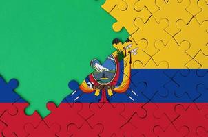 Ecuador vlag is afgebeeld Aan een voltooid decoupeerzaag puzzel met vrij groen kopiëren ruimte Aan de links kant foto