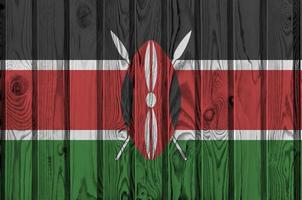 Kenia vlag afgebeeld in helder verf kleuren Aan oud houten muur. getextureerde banier Aan ruw achtergrond foto