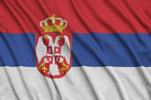 Servië vlag is afgebeeld Aan een sport- kleding kleding stof met veel vouwen. sport team banier foto