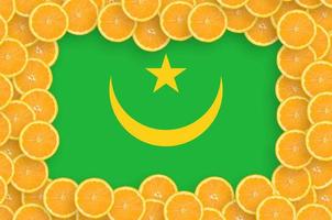 mauritania vlag in vers citrus fruit plakjes kader foto