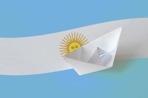 Argentinië vlag afgebeeld Aan papier origami schip detailopname. handgemaakt kunsten concept foto