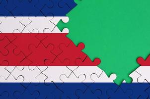 costa rica vlag is afgebeeld Aan een voltooid decoupeerzaag puzzel met vrij groen kopiëren ruimte Aan de Rechtsaf kant foto