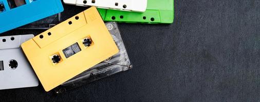 verzameling kleurrijk retro bespotten omhoog cassette plakband met kopiëren ruimte foto