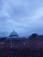 de dak van de moskee en de bewolkt weer foto