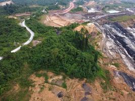 aardverschuivingen Aan de trans provinciaal weg ten gevolge naar steenkool mijnbouw activiteiten. trans provinciaal weg oosten- Kalimantan. onderdistrict sangatta naar Bengalen. foto