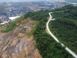 aardverschuivingen Aan de trans provinciaal weg ten gevolge naar steenkool mijnbouw activiteiten. trans provinciaal weg oosten- Kalimantan. onderdistrict sangatta naar Bengalen. foto