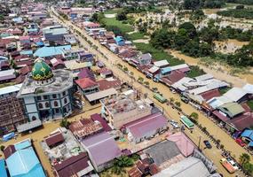 oosten- kut, oosten- kalimantaan, Indonesië, 2022 - antenne visie van situatie overstroming in . overstromingen raken huizen en snelwegen, verstorend vervoer, overstromingen omdat hoog regenval. foto