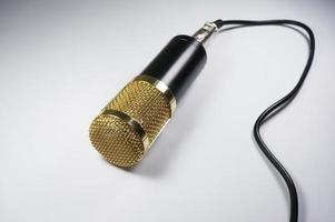 goud condensator mic geïsoleerd Aan wit achtergrond. foto