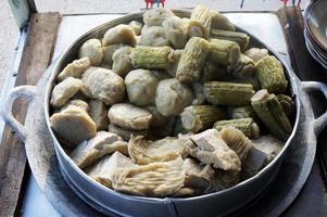 siomay ook zo kan, is een Indonesisch gestoomd vis knoedel met groenten geserveerd in pinda saus. foto