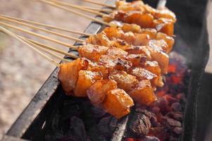 tahu bakar. gegrild tofu is favoriete straat voedsel in Indonesië. tofu gegrild met soja saus foto