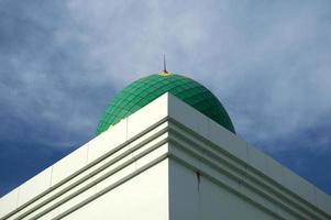 buiten gebouw al faruq moskee. een van de grootste moskeeën Bij oosten- Borneo-Indonesië. foto