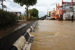 oosten- kut, oosten- kalimantaan, Indonesië, 2022 - overstromingen raken huizen en snelwegen omdat hoog regenval en hoog tij van zee water. plaats Bij sangatta, oosten- kut, Indonesië. foto