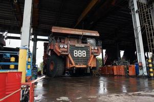 oosten- kut, oosten- kalimantaan, Indonesië, 2022 - mijnbouw dump vrachtauto onderhoud Bij technisch Diensten doos. foto