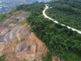 aardverschuivingen Aan de trans provinciaal weg ten gevolge naar steenkool mijnbouw activiteiten. trans provinciaal weg oosten- Kalimantan. onderdistrict sangatta naar Bengalen. foto