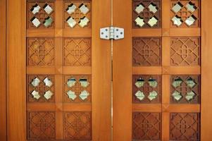 Islamitisch gesneden deur in de moskee in al faruq moskee, sangatta, oosten- kalimantaan, Indonesië. foto