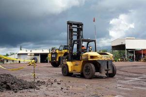 oosten- kut, oosten- kalimantaan, Indonesië, 2022 - operatie van een heftruck Bij mijnbouw werkplaats foto