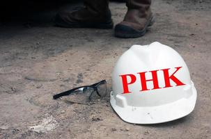 veiligheid helm en veiligheid bril Aan de verdieping met phk tekst. phk is pemutusan hubungan kerja of beëindiging van werk relatie. gelegd uit concept. foto