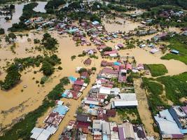 oosten- kut, oosten- kalimantaan, Indonesië, 2022 - antenne visie van situatie overstroming in . overstromingen raken huizen en snelwegen, verstorend vervoer, overstromingen omdat hoog regenval. foto