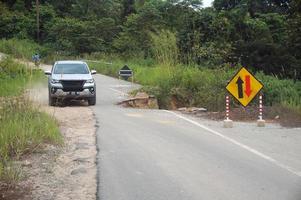 kutai timur, oosten- kalimantaan, Indonesië, 2020 - aardverschuivingen Aan de trans provinciaal weg. trans provinciaal weg oosten- kalimantaan, Indonesië. onderdistrict sangatta naar rantaupulung foto