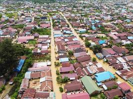 oosten- kut, oosten- kalimantaan, Indonesië, 2022 - antenne visie van situatie overstroming in . overstromingen raken huizen en snelwegen, verstorend vervoer, overstromingen omdat hoog regenval. foto