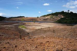 de gevolg van steenkool mijnbouw Aan de omgeving. de mijnbouw plaats was verlaten zonder terugwinning. plaats Bij sangatta, oosten- kalimantaan, Indonesië. foto