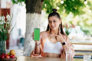 vrouw houden smartphone en punt Bij telefoon. foto