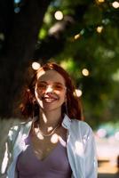 jong vrouw met toothy glimlach in buitenshuis foto
