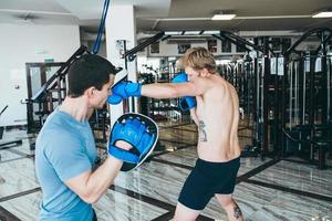 mannen beoefenen boksen in Sportschool foto