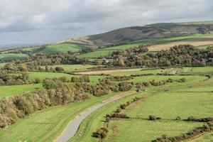 uitzicht op de vallei van de cuckmere-rivier vanuit een hoog en bovenuitkijkpunt in sussex foto