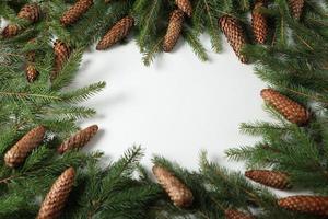 vakantie groet kaart of banier samenstelling met pijnboom boom takken. vrolijk Kerstmis achtergrond en gelukkig nieuw jaar 2023. foto