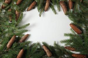 vakantie groet kaart of banier samenstelling met pijnboom boom takken. vrolijk Kerstmis achtergrond en gelukkig nieuw jaar 2023. foto