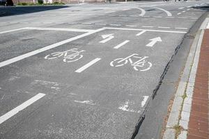 tekens gedrukt Aan de weg toelaten wielersport en pijlen wijzend op de richting van beweging. veiligheid concept. foto